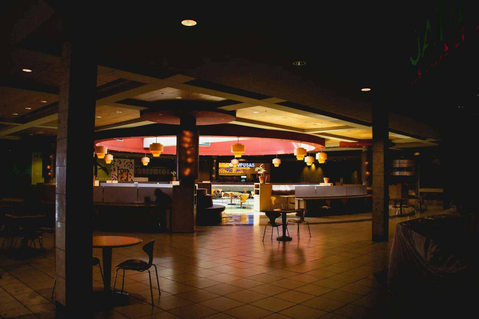 Salle chaleureuse du restaurant, ambiance tamisée