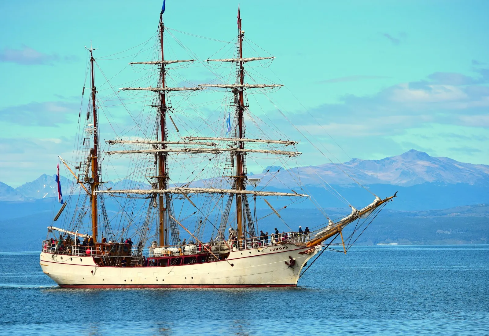 Caravelle toutes voiles dehors, en référence à la Santa María